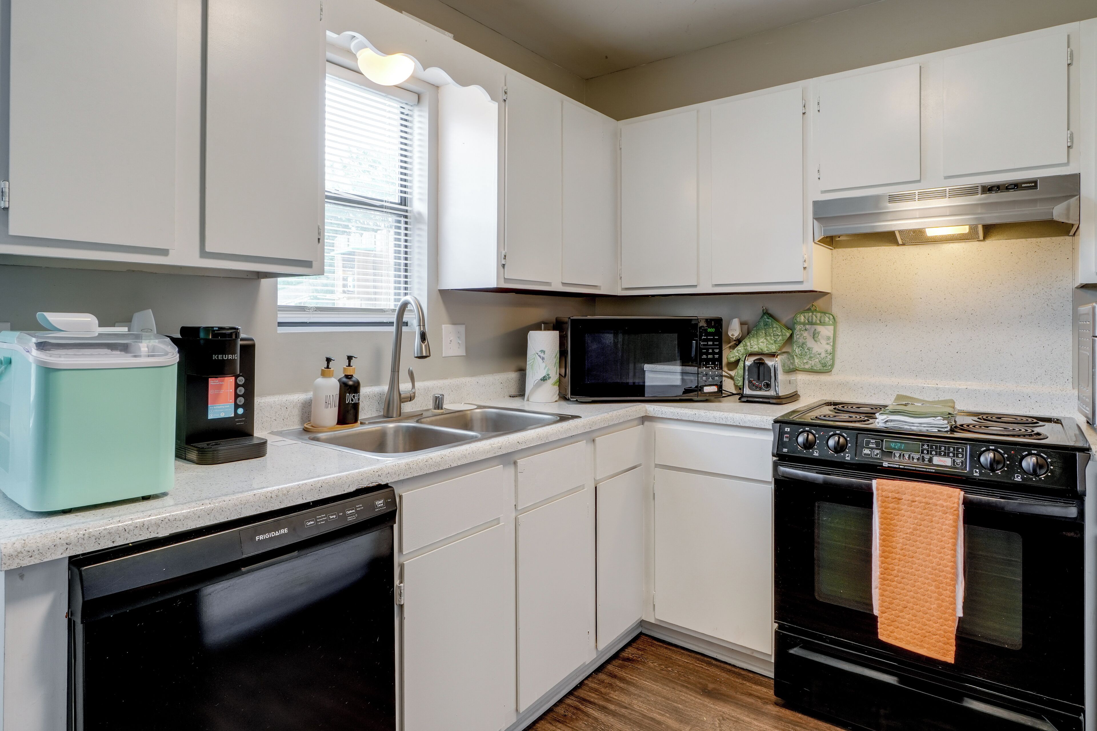 Fridge, microwave, stovetop, dishwasher