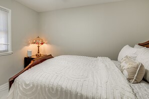 Iron/ironing board, Internet, bed sheets - Walkable Riverdale Park Retreat w/ Gazebo! (Riverdale)