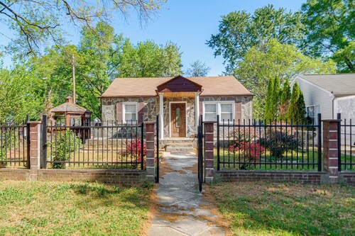 Walkable Riverdale Park Retreat w/ Gazebo!
