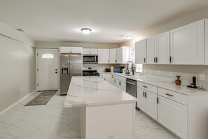Fridge, microwave, stovetop, dishwasher