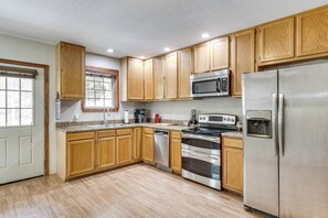 Fridge, microwave, stovetop, dishwasher - On 18 Acres! Secluded Leicester Home w/ Fire Pit (Leicester)