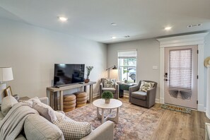 TV, books - < 1 Mi to Beach! Family-Friendly Gulfport Retreat (Gulfport)