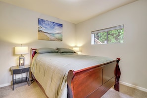 A bedroom with a bed, nightstands, a lamp, a painting, and a window. - Gateway to Seattle Area! Apt Great for Commuters (Bothell)