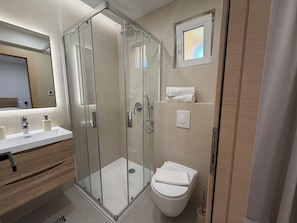 Deluxe-Haus, Meerblick | Badezimmer | Dusche, Haartrockner, Handtücher, Seife