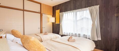 2 habitaciones, escritorio y tabla de planchar con plancha
