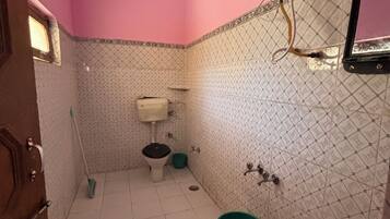 Triple Room, Non Smoking | Bathroom | Towels