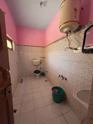 Triple Room, Non Smoking | Bathroom | Towels - Omji Ashram - Tapovan Kuti (Gangotri)