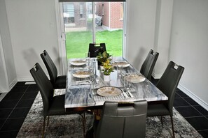 Dining - 100 % Private Cozy Luxury 2 Bedroom 2 Sofa beds Close to Niagra falls (Thorold)