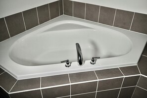Bathroom - 100 % Private Cozy Luxury 2 Bedroom 2 Sofa beds Close to Niagra falls (Thorold)