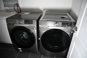 Interior - 100 % Private Cozy Luxury 2 Bedroom 2 Sofa beds Close to Niagara Falls and  (Thorold)