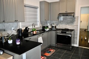 Microwave, oven, dishwasher, coffee/tea maker - Elegant 2-Bedroom Luxury Retreat with 2 Sofa Beds, Close to Niagara Falls (Thorold)