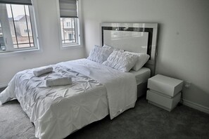 4 bedrooms, desk, iron/ironing board, WiFi - 100 % Private Cozy Luxury 2 Bedroom 2 Sofa beds Close to Niagara Falls and  (Thorold)