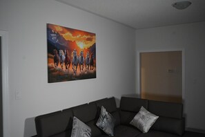Smart TV - 100 % Private Cozy Luxury 2 Bedroom 2 Sofa beds Close to Niagara Falls and  (Thorold)