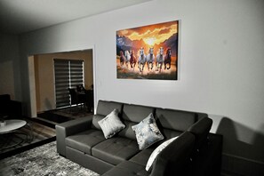 Living area - 100 % Private Cozy Luxury 2 Bedroom 2 Sofa beds Close to Niagra falls (Thorold)