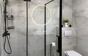 Shower, hair dryer - Nice home in Hrvace with house a panoramic view (Hrvace)