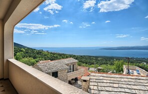 Property grounds - Amazing apartment in Bast with house sea view (Bast)