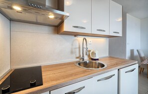 Fridge, microwave, stovetop, dishwasher - Amazing apartment in Bast with house sea view (Bast)