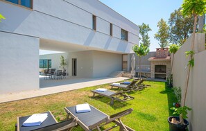 Outdoor dining - Beautiful home in Zmijavci with sauna (Zmijavci)
