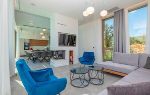 Smart TV - Beautiful home in Zmijavci with sauna (Zmijavci)