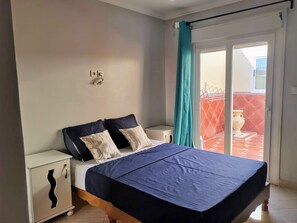 2 bedrooms, iron/ironing board, WiFi, bed sheets