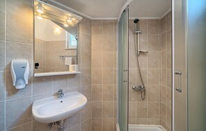 Shower, hair dryer - Amazing apartment in Bast with WiFi (Bast)