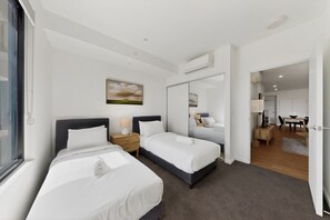 Iron/ironing board, Internet, bed sheets - Modern 2-Bed Apartment with Private Balcony (Cannington)