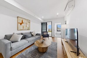 Smart TV - Modern 2-Bed Apartment with Private Balcony (Cannington)