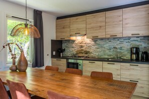Fridge, microwave, dishwasher, coffee/tea maker - Vennenborg Lodge | 6p (Ruinen)