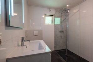 Shower, jetted bath - De Wiltzangh - Vennenborg Lodge Hottub | 6p (Ruinen)