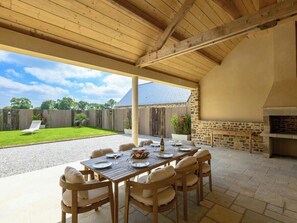 Outdoor dining - Luxurious villa with spa and indoor swimming pool (Saint-Sauveur-le-Vicomte)