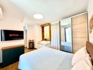 Tabla de planchar con plancha, wifi y ropa de cama 