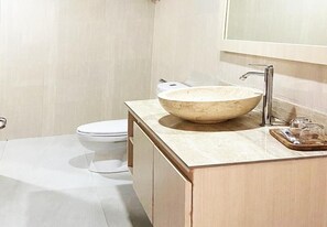 Phòng đôi Deluxe, ban công, quang cảnh vườn | Phòng tắm | Buồng tắm vòi sen, khăn tắm, xà phòng, dầu gội 