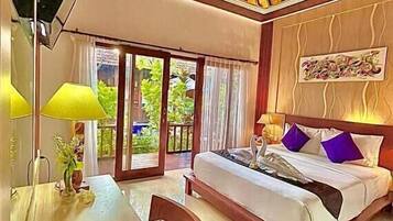 In-room safe, desk, laptop workspace, free WiFi