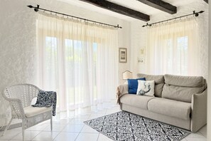 TV - VILLA AZALEE – Numana, stunning three-room apartment with 500 square meters of garden (Numana)
