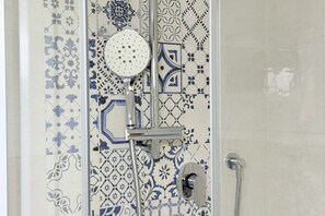 Shower, bidet, towels - VILLA AZALEE – Numana, stunning three-room apartment with 500 square meters of garden (Numana)
