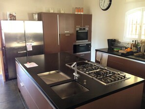 Microwave, oven, dishwasher, coffee/tea maker - Villa with Pool in Châteauneuf-du-Pape (Chateauneuf-du-Pape)