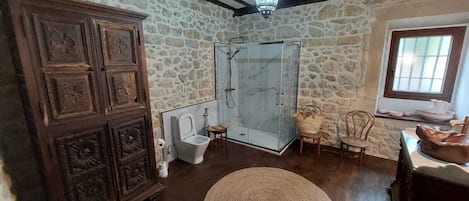 Douche, sèche-cheveux, bidet, serviettes fournies