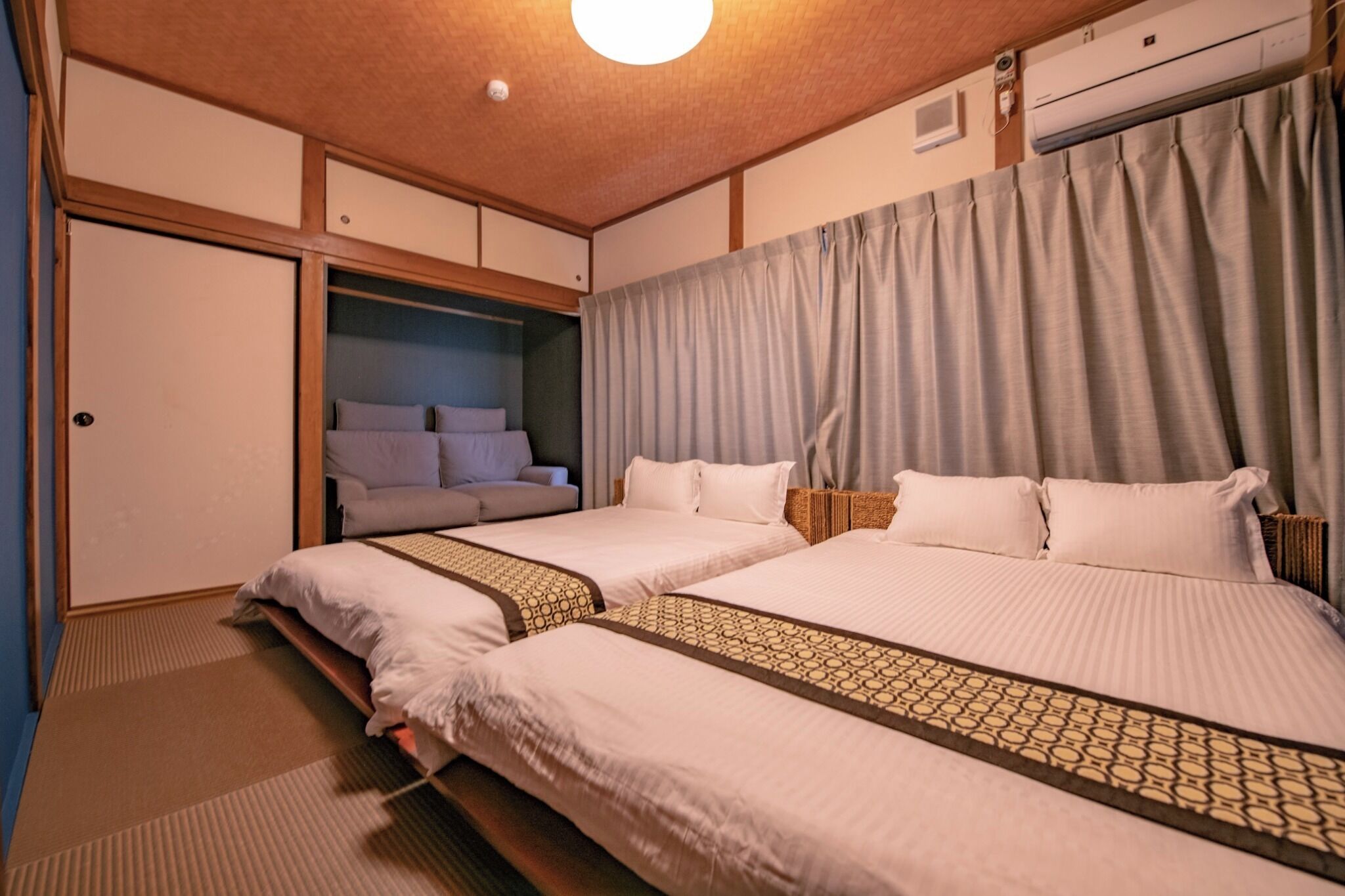 Escritorio, wifi gratis y ropa de cama 
