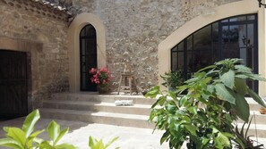 Terrace/patio - Historic Provençal farmhouse in Mouriès (Mouriès)