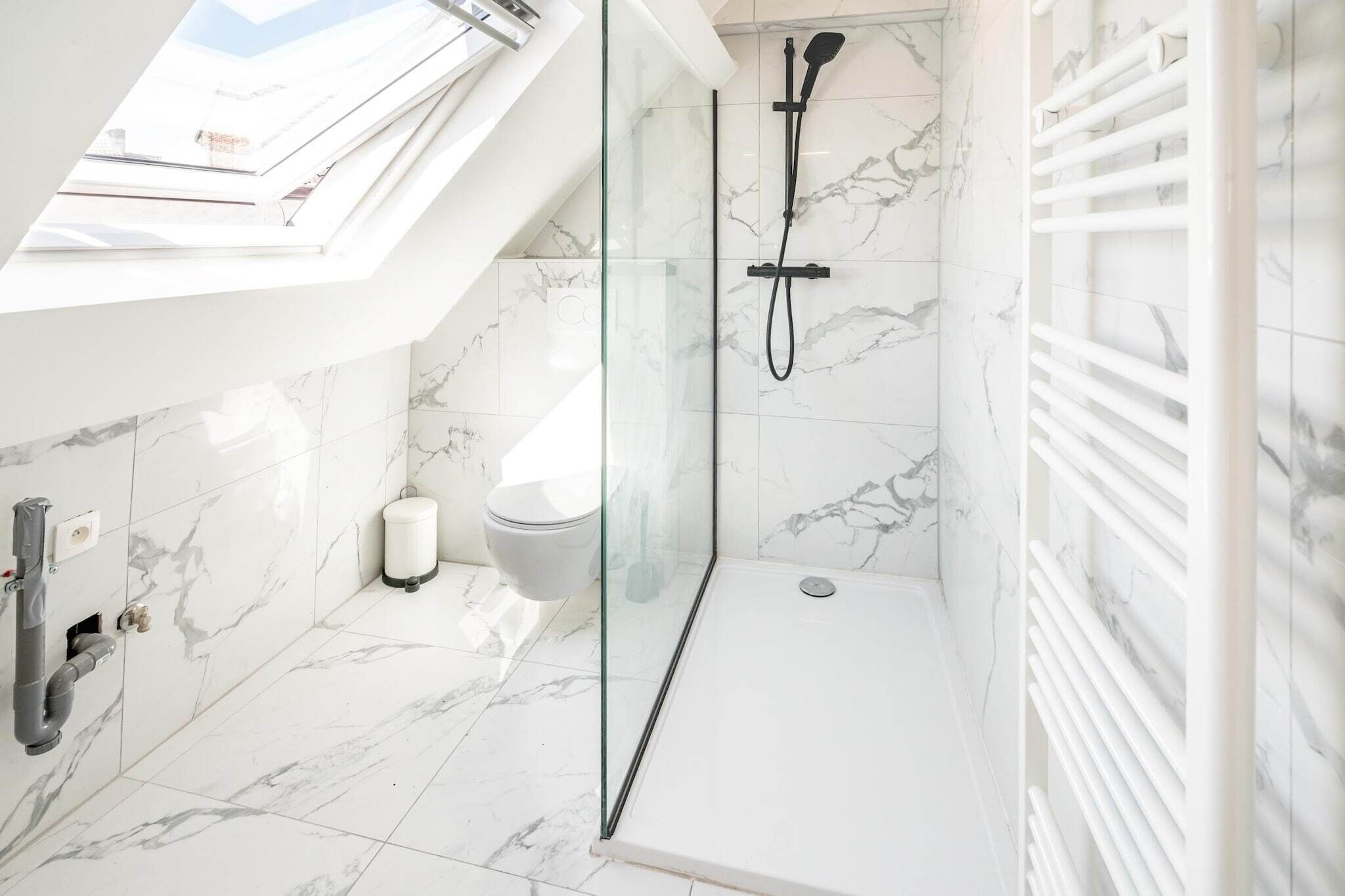 Douche, sèche-cheveux, bidet, serviettes fournies