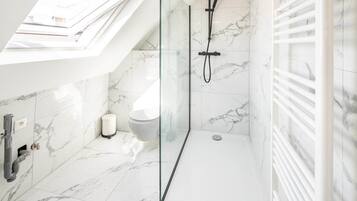 Douche, sèche-cheveux, bidet, serviettes fournies