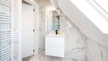 Een douche, een haardroger, een bidet, handdoeken