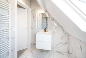 Bathroom - Elegant 1-bedroom central apartment (Antwerp Center)