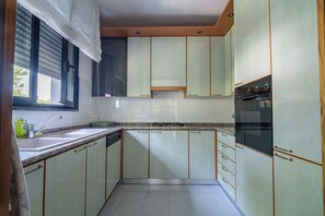 Refrigerador con freezer, horno, placa de cocina, utensilios de cocina