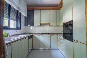 Refrigerador con freezer, horno, placa de cocina, utensilios de cocina