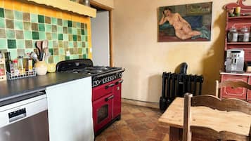 Microwave, oven, dishwasher, coffee/tea maker