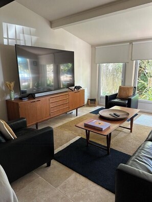 TV, fireplace - Mas in the heart of Le Paradou amid lavender (PARADOU)