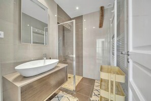 Shower - Renovated family château in Burgundy near Beaune (Palleau)