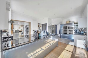 Microwave, oven, dishwasher, coffee/tea maker - Renovated family château in Burgundy near Beaune (Palleau)
