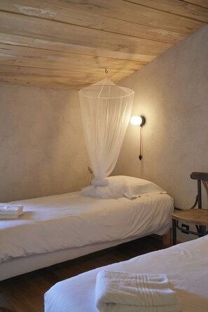 Desk, free WiFi - Restored farm near La Rochelle (La gripperie saint symphorien)